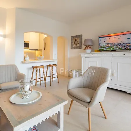 Rea Beachfront - Giardino & Privata - By Coral Appartement Porto Cervo