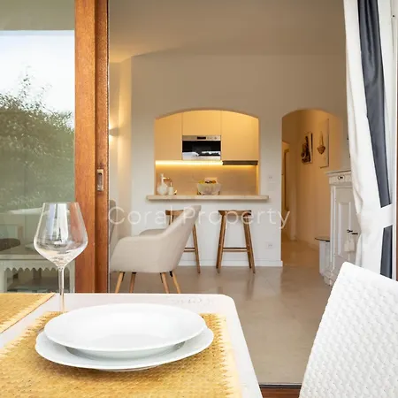 Rea Beachfront - Giardino & Privata - By Coral * بورتو كيرفو