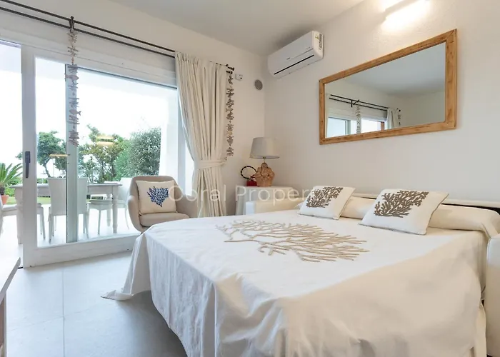 Rea Beachfront - Giardino & Privata - By Coral Appartement Porto Cervo