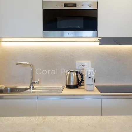 아파트 Rea Beachfront - Giardino & Privata - By Coral