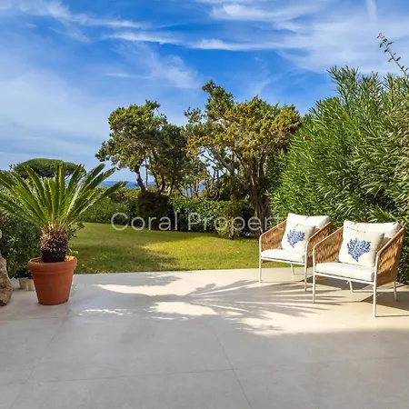 Rea Beachfront - Giardino & Privata - By Coral 아파트