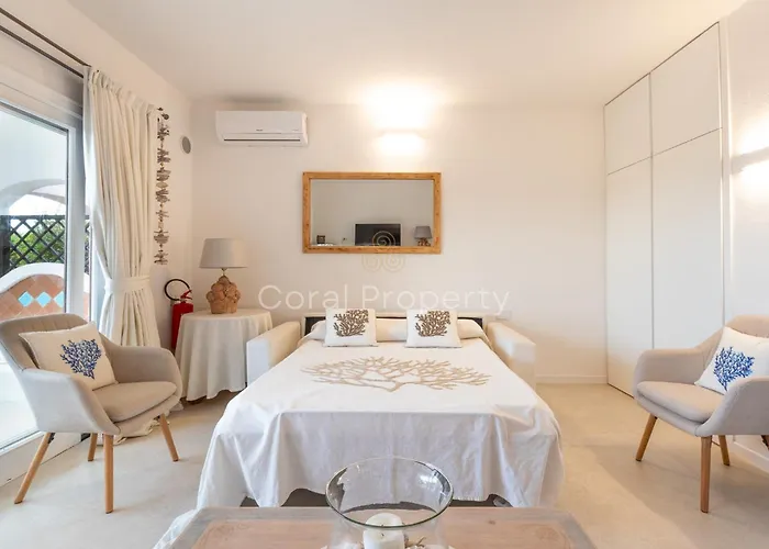 아파트 Rea Beachfront - Giardino & Privata - By Coral