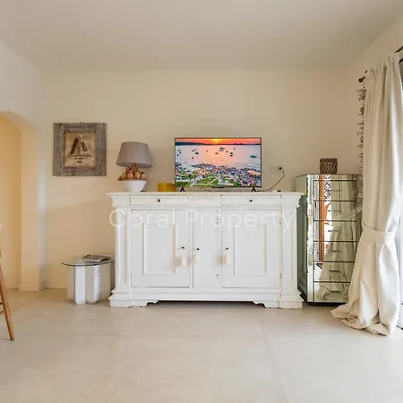 Apartment Rea Beachfront - Giardino & Privata - By Coral Porto Cervo
