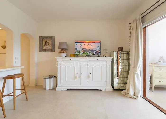 Apartment Rea Beachfront - Giardino & Privata - By Coral Porto Cervo